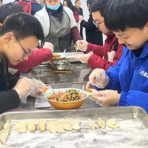 “包”福气满满 “饺”好运连连——巴中市第二中学开展包饺子迎新春活动