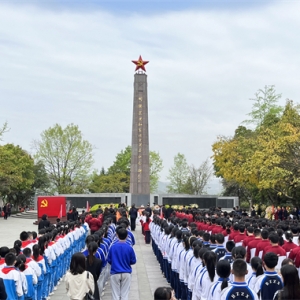 传承红色基因 巴中市中小学生清明祭英烈