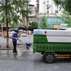 摊撤地净！市综合执法局对城区夜市周边油污开展集中清洗